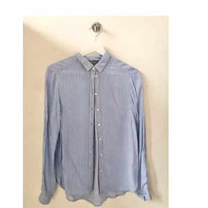 Skjorta  - Blåvitt randig skjorta i storlek XS/S 💙