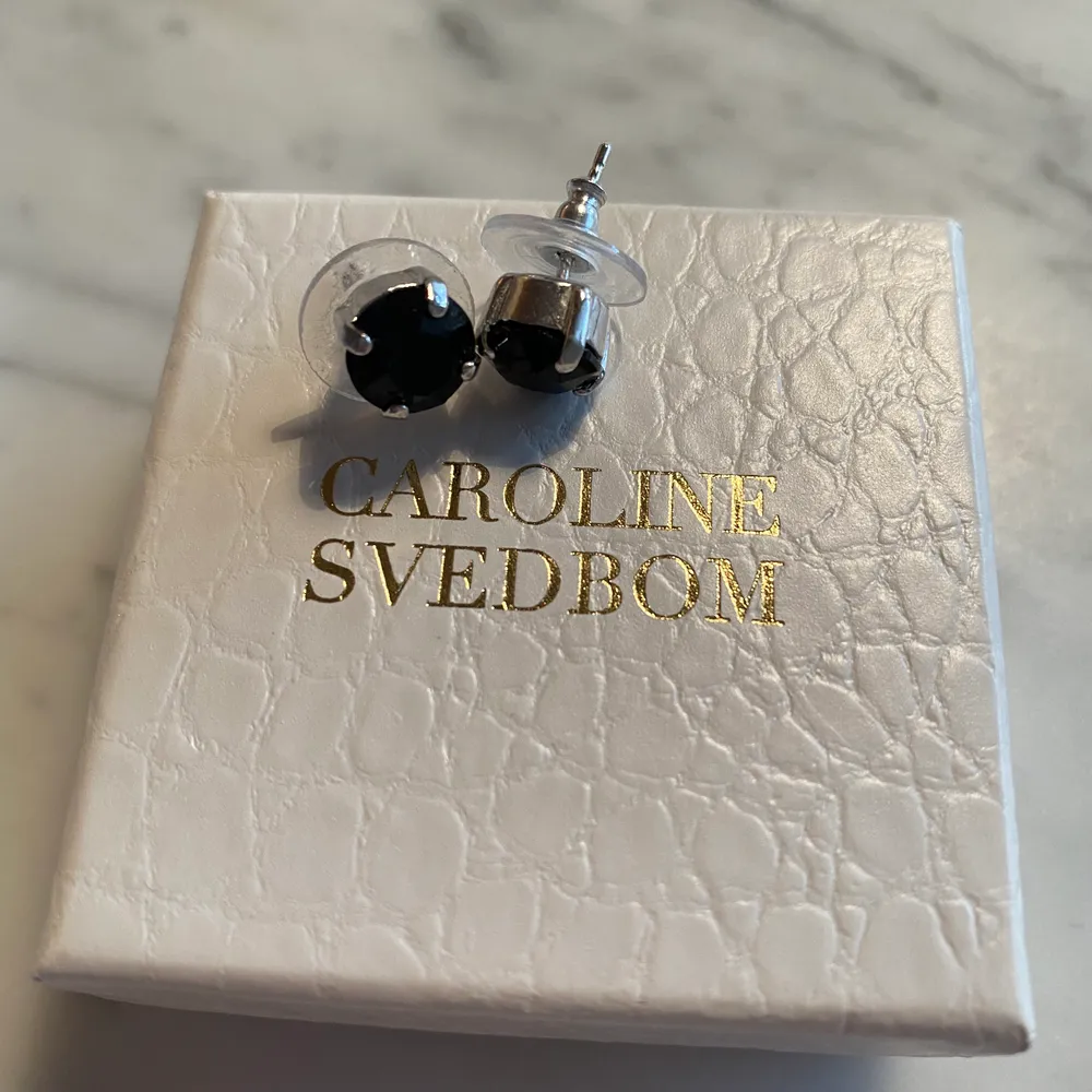 Helt nya örhängen den Caroline Svedbom i silver med svart sten. Nypris 395kr!. Accessoarer.