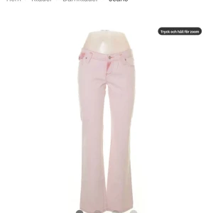 As fina rosa jeans! - Skiiit fina rosa jeans beställda från sellpy men försmå för mig med storlek S/27. Skullee passa XS/25a/26a skulle jag säga!💕 lågmidjade! Skriv privat för mer bilder. Innerbenslängd 80CM, midjemått (lågmidjade så d blir runt höfterna) 73CM