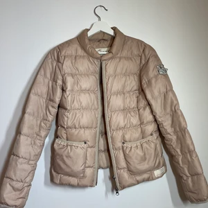 odd molly jacka - en beige odd molly jack, är i använd skick men fortfarande lika fin. skriv för fler bilder eller frågor⭐️