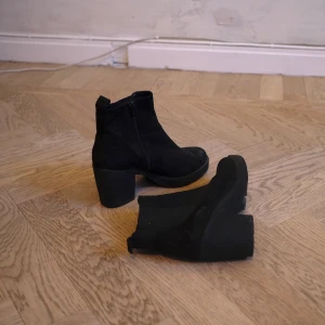 Svarta ankelboots Vagabond - Ankelboots från Vagabond med dragkedja och klack. Väldigt bekväma och tight passform. Se slitage framsida. 