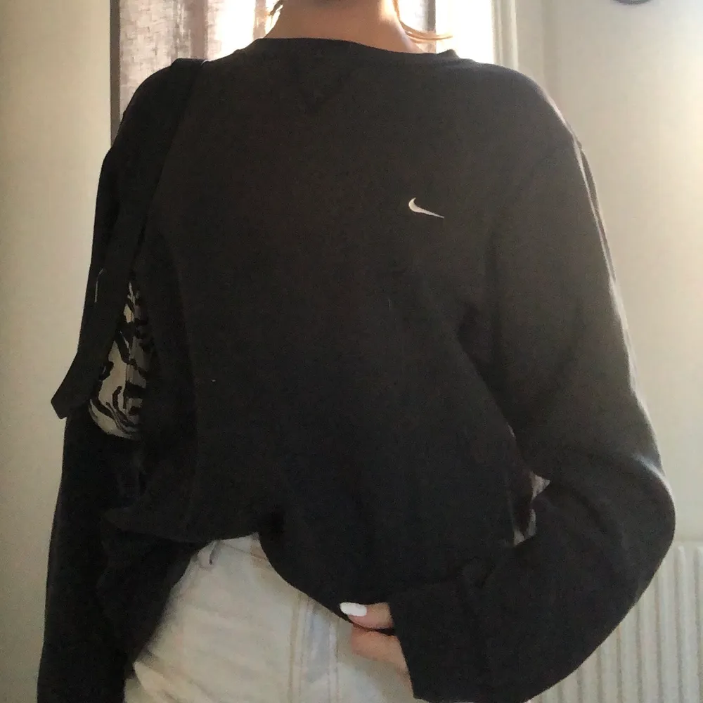 Säljer en favorit🥲 Vintage skitsnygg nike sweatshirt jag har köpt på second hand, är en herrmodell i storlek M men sitter snyggt oversized på✨🦋🌸 det är bara att fråga om det är något eller om du vill ha mer bilder🥳 BUDGIVNING i kommentarerna☀️ Startbud 180kr exklu frakt (öka med 10kr)💖 budgivningen avslutas 18 januari 21:00🤩. Tröjor & Koftor.