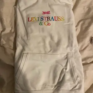 Vit levi’s hoodie med multicoloured bokstäver framtill. Lätt oversized passform. Ca. 5 månader gammal, aldrig använd. (Nypris: 799kr)