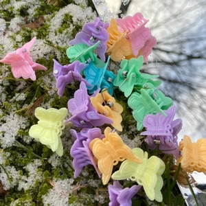 Fjärils klämmor - Säljer endast i 10pack eller mer, man får random färger och dem kostar 39kr + frakt