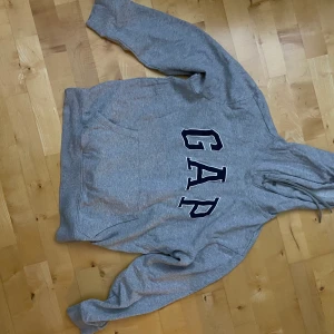 Vintage GAP hoodie (bud avslutas idag) - Säljer nu min vintage gap hoodie!                                            - inga hål, missfärgningar eller andra skavanker                      - Boxig fit.                                                                                 - Herrstorlek M, passar S-L beroende på önskad passform.                                                                                         - Bud ligger på 320 och avslutas IDAG, måndag kväll. Höj bud med minst 20 kr:)