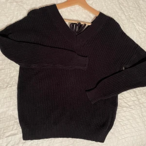 Stickad tröja från nelly - Stickad tröja med knytning där bak