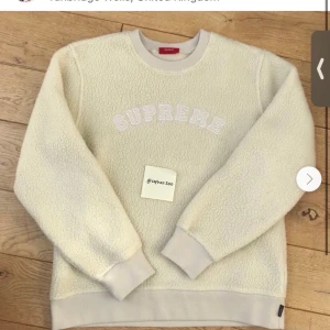 Supreme crewneck cream  - Supreme crewneck cream (sällsynt). Knappt använd, skriv vid intresse av bild på den (Lånad bild). Direkt köp för 920kr. 
