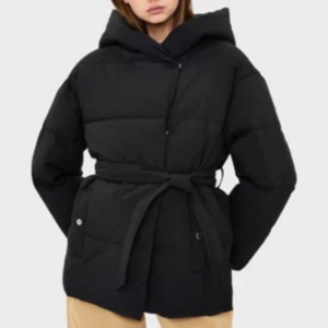 Pufferjacka med skärp - Jacka köpt på bershka, ca 1 år sedan. Varsamt använd! Strl S, ordn pris 699 kr