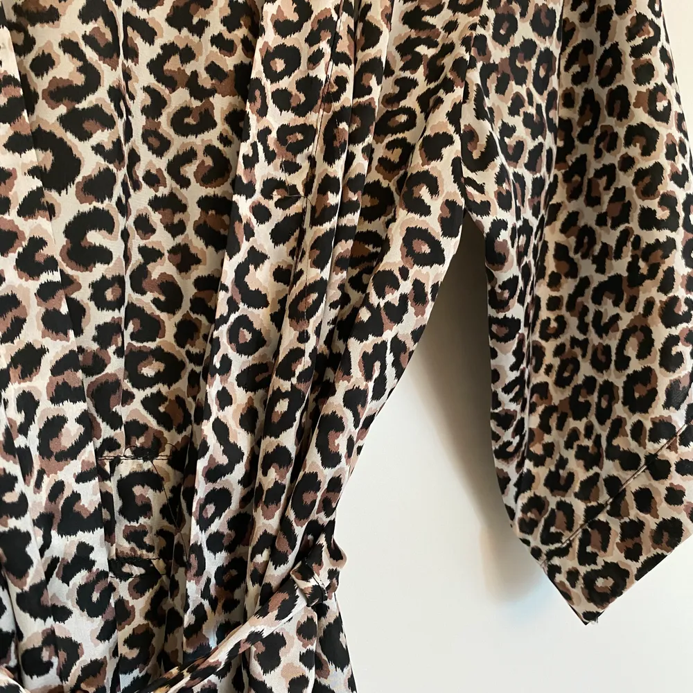 Sidenkimono i leopard från HM. Storlek xs och säljer pga för liten! Köparen står för frakten :). Toppar.