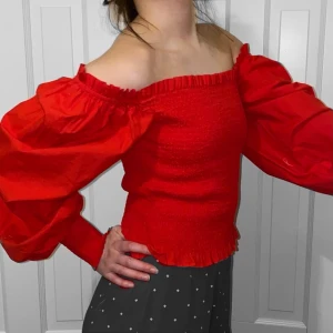 Tröja - Off shoulder röd tröja, aldrig använd strl 36