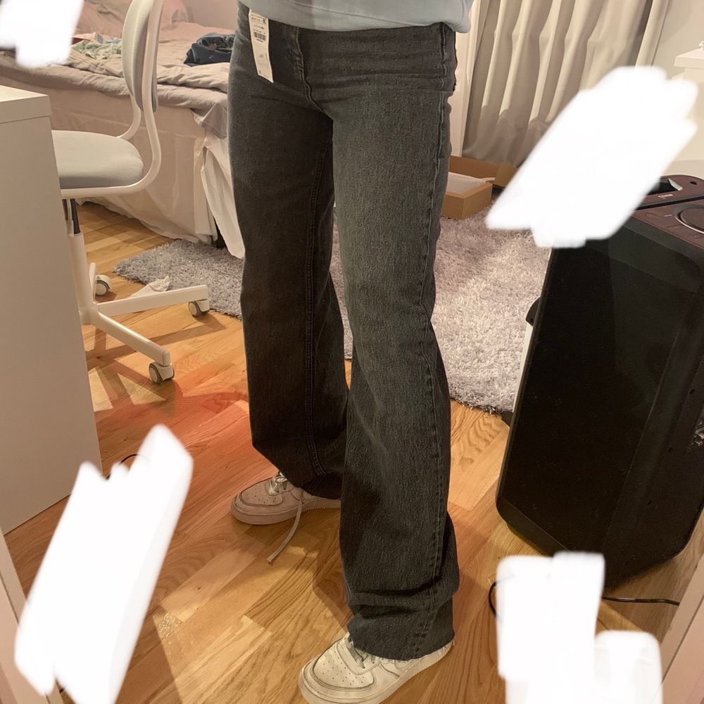 Slutsålda och väldigt efterfrågade GRÅA jeans. Helt oanvända, oklippta och alla prislappar kvar. Säljer enbart vid bra bud! Bytes även mot en 34 om någon har. Säljer även ett par i samma modell men i färgen ”dover blue”. Tveka inte på att höra av er. . Jeans & Byxor.
