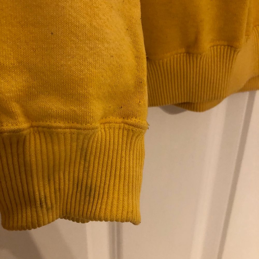 En gul sweat inhandlad på Beyond retro! Så skön och riktigt bra oversize-passform. Skulle gissa strl M-L, passar bra lite oversize på mig som är S-M. När jag köpte tröjan var fläckarna på sista bilderna redan där så de går tyvärr inte bort i tvätten. Jag brukar dock vika upp muddarna och den på ärmen upptäckte jag inte ens förrän nu!😊 skriv för fler bilder❤️. Tröjor & Koftor.