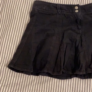 y2k kjol - En svart kjol köpt på second hand men som är för stor för mig, buda i kommentarerna