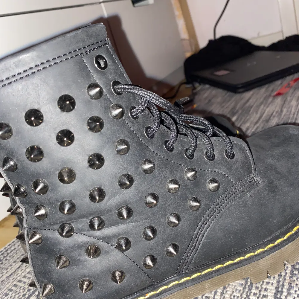 Svarta boots med svartsilvriga nitar, använda 2 gånger. Säljes då jag inte har användning för dem. Kan mötas upp i Stockholm, annars står köpare för frakt. Skor.