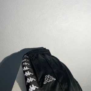 KAPPA BYXOR - Nu ligger dessa snygga trendiga byxor på vår Instagram @hms.clothing !!🛒🤍