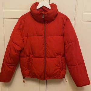 Röd pufferjacket - Varm och mysig röd pufferjacka. Köpt i storlek S och sitter lagomt löst. 