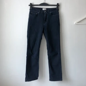 acne jeans storlek 24 / 32 - Säljer ett par mörkblå jeans från acne i storlek 24/32. Använda men i gott skick! 