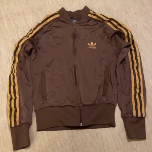Adidas  - Snygg tröja från adidas har små defekt där bak 