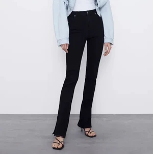 svarta bootcut - svarta bootcut jeans med en slit där nere, byxorna är ifrån zara. Används få gånger och är i bra skick.