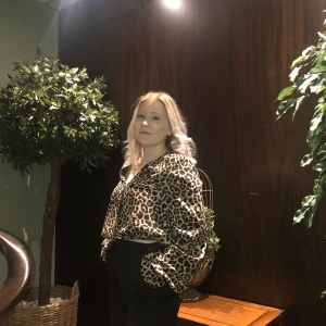 Blus - Säljer denna Leopard topp från NAKD💘