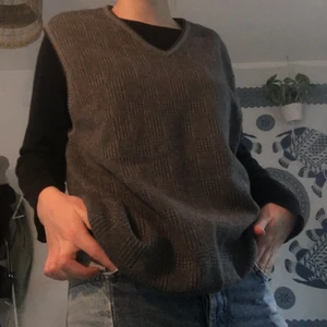 Old school väst  - En lagom oversize väst i mörkgrått, har ett diskret mönster. Gör sig snygg till de mesta🥰 köpt på second hand men dags att den får ett nytt hem 🥳🤩🌼🌱
