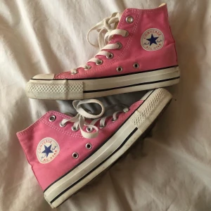 Rosa Converse  - Snygga rosa Converse som ish är använda 3gånger, fint skick! Storlek 36💖 vid större intresse blir det bud i kommentarerna🙏🏼🙏🏼💖