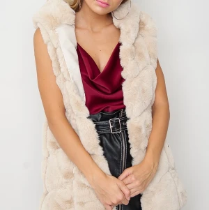 Faux fur väst  - Faux Fur Hood Väst - Valerie Beige S/M från JFR. Ordinarie pris 799, säljes för 400kr. Köptes förra året och är endast använd 1 gång. 