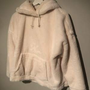 En väldigt mjuk och mysig hoodie från Oysho i färgen vitt och i storleken M. Fint skick då den bara är andvänd en gång. Kontakta för mer information.