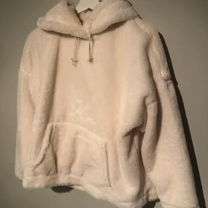 Hoodie från Oysho - En väldigt mjuk och mysig hoodie från Oysho i färgen vitt och i storleken M. Fint skick då den bara är andvänd en gång. Kontakta för mer information.