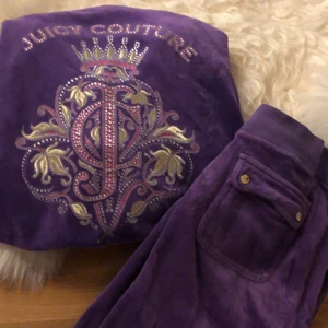 juicy couture set - intressekoll för mitt sjuktsnygga juicy set. knappt använd så nästan alla stenar är kvar. top- S byxa-XS. varit för rädd att använda det och slita så jag bara legat i en låda tills jag bytte stil o inte vibea lika hårt med dom längre. söker snygg y2k queen som vill adoptera den här snygga outfiten. buda i kommentarerna-avslutas kl 12:00 vid lunch på fredag