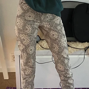 Jeans från Urban outfitters - Jättesnygga byxor från Urban outfitters. Dom är tyvärr både för små och för korta på mig (jag är 180cm som referens) därför säljer jag dom. Dom är knappt använda och i helt nyskick, på lappen står det W26 L32 men jag skulle säga att de bäst passar en XS eller en lite mindre S. Om det är flera som är intresserade blir det budgivning i kommentarerna.