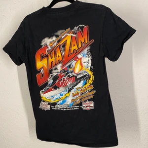 t-shirt  - T-shirt i tjockare bomull. Litet tryck på framsida och ett större på ryggen. Säljer då jag tror någon annan skulle få bättre nytta av den. 