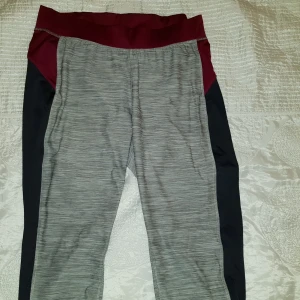 Träningsbyxor i nyskick - Aldrig använts. Har snören man kan knyta i midjab som ej är synliga.
