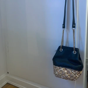 Zara väska - Väska från Zara i korg och guldkedja.