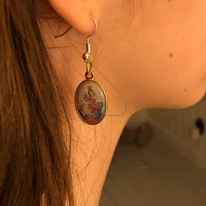 Örhängen - Nickelfria örhängen men coolt hänge ifrån Italien💕