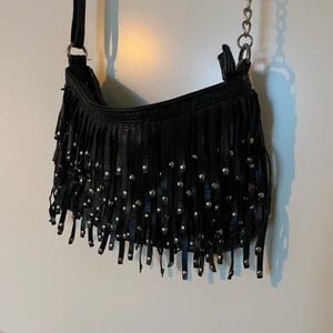 Supersnygg handväska - Handväska med nitdetaljer! Stängs med dragkedja och har ännu ett litet fack i väskan (syns dåligt på bilden).