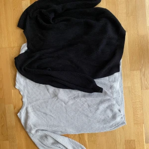 Stickade klänningar från Nakd storlek S  - Sköna stickade klänningar i storlek S med V rigning i ryggen ljusgrå och svart 100 kr styck