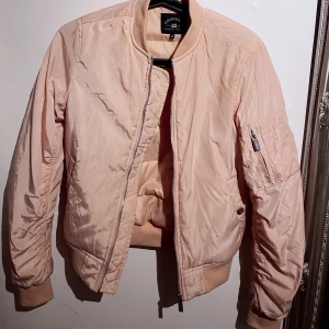 Rosa bomberjacka  - Supersöt rosa bomberjacka i mycket fint skick! Perfekt nu till våren💕 