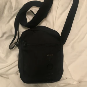 Väska - Justerbar Björn Borg väska, du kan anpassa längden som du vill antingen ”axelväska” eller över bröstet. Typ 200-300 nypris.