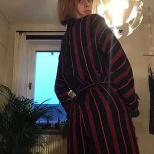 Jumpsuit från monki  - Jättecool rödblå monki jumpsuit med knappar och band. Andvänder inte den så mycket så därför säljer jag den 
