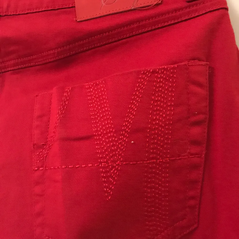 Röda fina byxor 👖 aldrig använda, storlek 40 . Jeans & Byxor.