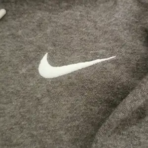 Avklippt nike hoodie med lång krage ⚡pris kan diskuteras. Betalar halva frakten :) 