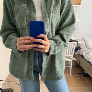Snygg från skjorta från weekday - Snygg skjorta från weekday i fleecematerial. Strl s. Säljer pga att den inte kommer så mycket till användning. Frakt 60 kr. BUDA I KOMMENTARERNA!!!