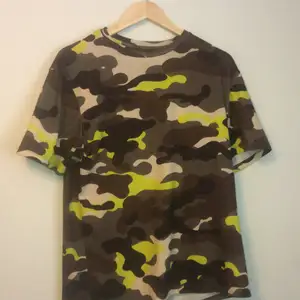 Kamoflage t-shirt från Zayn i storlek M. Tvättas självklart innan den skickas, kan mötas upp i Stockholm.