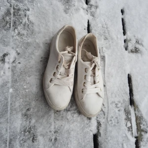 Gant New Haven CT sneakers - Gant sneakers stl 37. Jag säljer då de är för små, användes bara när jag tog studenten. 🌼