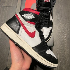 Air Jordan 1 High Gym Red - Tja! Dessa Nike Air Jordan 1 High till salu. Väldigt fräscht skick, enda som sticker ut är lite creasing. Box och extra laces medföljer! Fråga gärna om det är något 🙏🏻