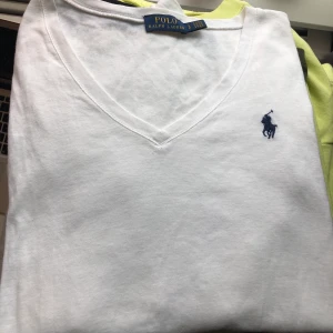Ralph Lauren tröja - Vit Ralph Lauren tröja i strl S. (Den är tajt, figursydd)
