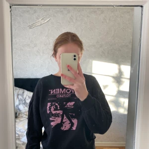 Tröja - Super fin tröja från NAKD, använd men inga defekter, super bra skick!  Är villig att fixa paketpris vid köp av flera plagg!:)