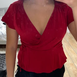 Zara red wrap blouse storlek XS - Röd blus med knytning vid sidan. Nästan aldrig använd och i bra skick. Frakt tillkommer❣️