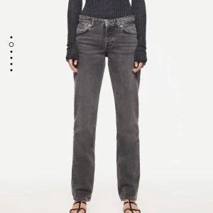 Jeans från Zara strl 38 - Trendiga jeans från zara. Lågmidjade och raka i benen. Jag är oftast S och dessa sitter bra på mig. Helt nya med prislapp kvar och slutsålda på hemsidan